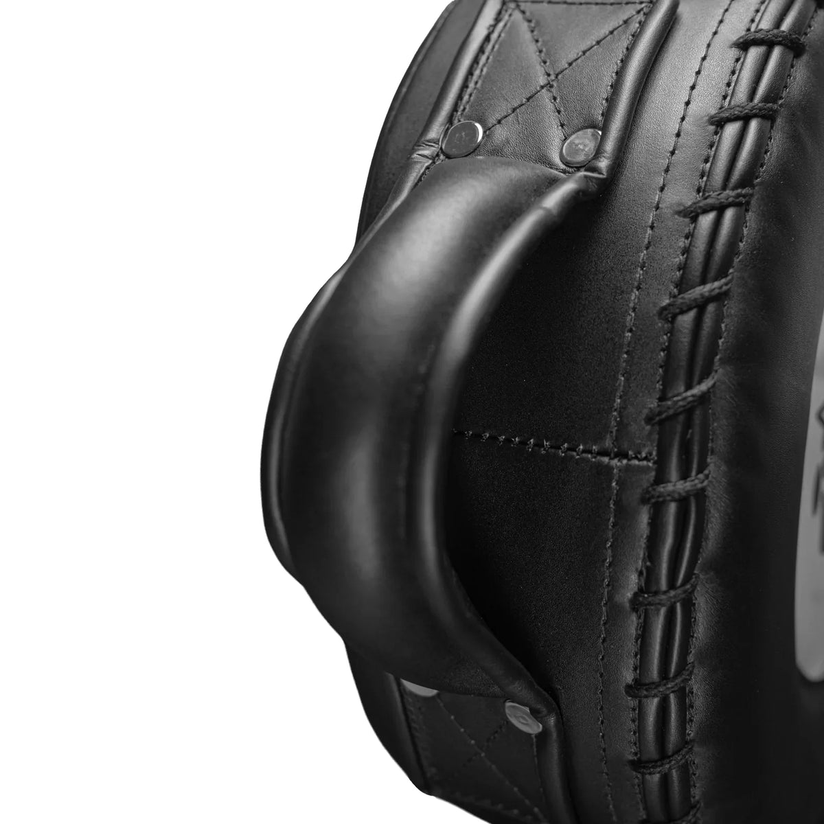 Detalle de costado de la gobernadora de piel premium CHIMALLI