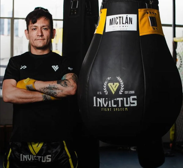 Gera Palomo con un costal Mictlán de Invictus